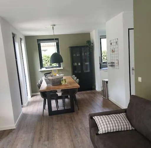 Heerlijk Huys, Vakantievilla Met Prive Tuin بيت للعطل